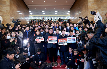 [포토] '윤석열 대통령 방문' 소식에 국회 정문 막은 야당