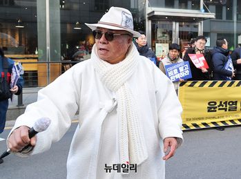 [포토] 윤 대통령 탄핵촉구 집회 준비하는 백은종