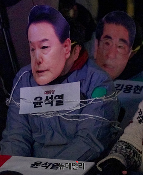 [포토] 촛불집회 등장한 수의입고 포승줄 찬 윤석열 대통령 