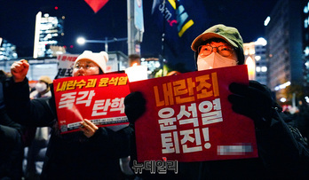 [포토] 불금 대신 '촛불'...내란죄 주장하며 모인 시민들