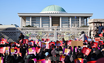[포토] 탄핵소추안 표결 앞둔 국회의사당 