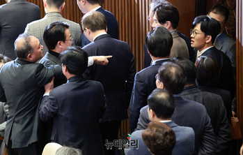 [포토] 김건희 여사 특별법 앞두고 말싸움하는 '박충권-김원이'