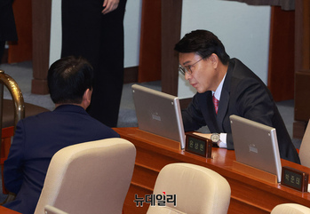 [포토] 김건희 특별법 투표 앞두고 대화하는 안철수-윤상현