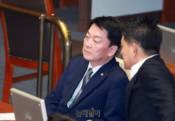 [포토] 특별법 표결 앞두고 대화하는 안철수-김태호