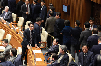 [포토] 3번째 '김건희 특별법' 투표하는 국회의원