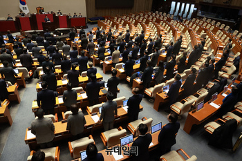 [포토] 국민의힘 108명 의원들 이름 부르는 박찬대 민주당 원내대표