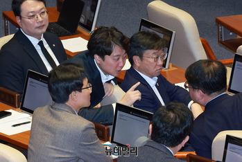 [포토] 김건희 특별법 투표 앞두고 대화하는 이준석 