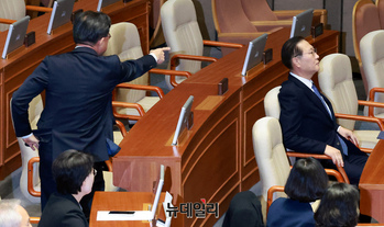 [포토] 박성재 법무부 장관에 고함치는 신장식 조국혁신당 의원