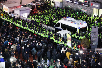[영상] '김건희 특별법' 부결에 국민의힘 당사 앞으로 몰려든 촛불