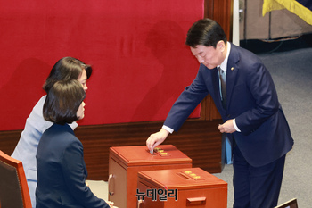 [포토] 윤 대통령 탄핵소추안에 투표하는 안철수 의원