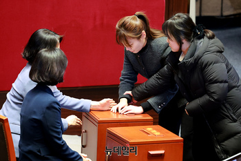 [포토] 尹 탄핵소추안 투표에 동참하는 김예지 의원