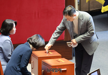 [포토] 김상욱 국민의힘 의원, 윤 대통령 탄핵소추안 표결 