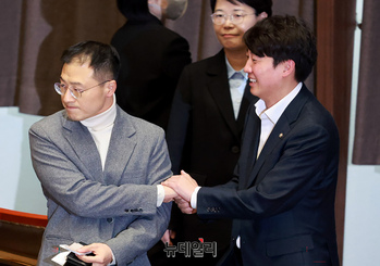 [포토] 탄핵안 표결 후 악수하는 '김상욱-이준석'