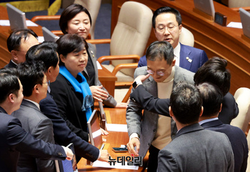 [포토] 탄핵안 표결 동참에 환대받는 김상욱 국민의힘 의원