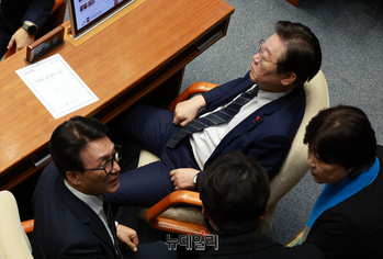 [포토] '尹 탄핵안' 표결 무산에 생각에 잠긴 이재명 