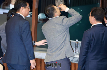 [포토] 탄핵표결 위해 재등장해 물마시는 김상욱 의원