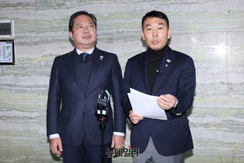 [포토] 내란 특검범 발의 이유 설명하는 김승원·김용민 의원