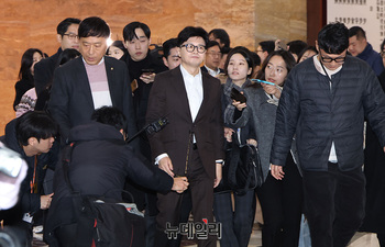 [포토] 비상의원총회 참석하는 한동훈 대표