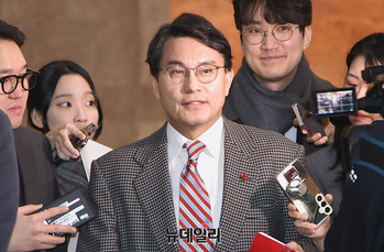 [포토] 답변하는 윤상현 의원 