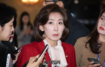 [포토] 비상의원총회 참석하는 나경원 의원