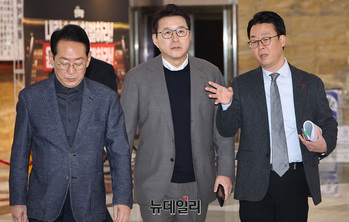 [포토] 비상의원총회 참석하는 국민의힘 의원들