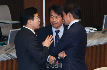 [포토] 대화 나누는 박찬대·윤종오·조국 