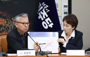 [포토] 비상경제점검회의 참석한 홍성국 의장