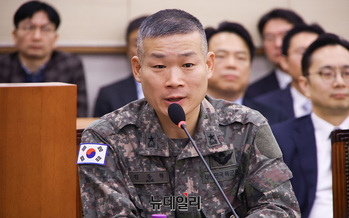 [포토] 질의에 답하는 김동혁 軍 검찰단장