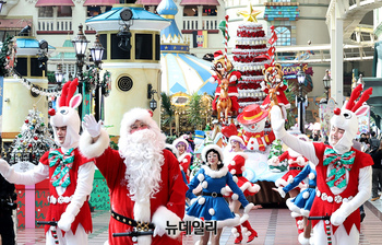 [영상] 롯데월드, 산타와 요정 '해피 크리스마스' 퍼레이드