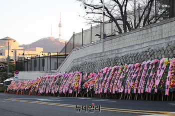 [포토] 대통령실 도로 가득 채운 윤석열 대통령 '응원' 화환