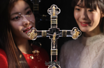 [포토] 롯데뮤지엄, 발레리오 벨리 십자가 전시