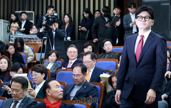 [포토] 굳은 얼굴로 의원총회 참석 하는 한동훈 국민의힘 대표