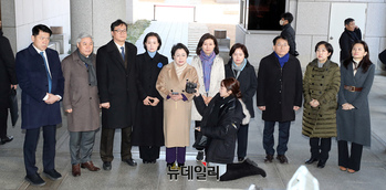 [포토] 조국 '징역 2년' 상고심에 굳은 표정으로 입장 밝히는 조국혁신당