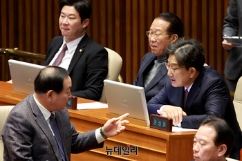 [포토] 본회의서 의원들과 대화 나누는 권성동 원내대표