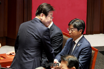 [포토] 법무부장관·경찰청장 탄핵 투표하는 이재명 대표 