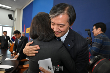 [포토] 작별 인사 나누는 조국 