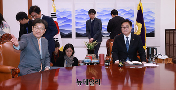 [포토] 환담 나누는 우원식 국회의장과 권성동 원내대표