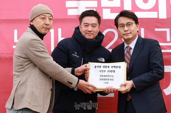 [포토] 尹 탄핵반대 10만명 서명부 전달 하는 김세의·오상종