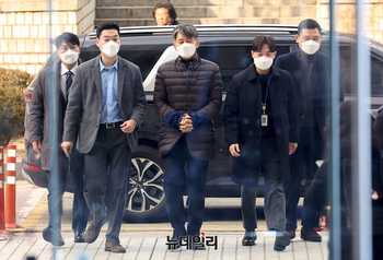 [포토] 수갑 찬 조지호 경찰청장