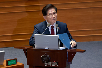 [포토] 현안질의서 답변하는 김문수 고용노동부 장관