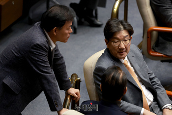 [포토] 의원들과 대화 나누는 권성동 국민의힘 원내대표