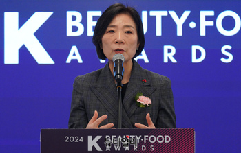 [포토] 2024 K-뷰티·푸드 어워즈, 인사말하는 오영주 장관