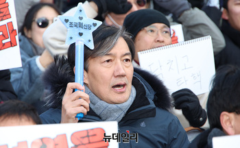 [포토] 구치소 수감 앞두고 구호 외치는 조국