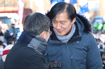 [포토] 조국 찾은 김동연 경기지사 