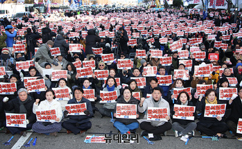 [포토] 국회 앞 모인 조국혁신당 지도부