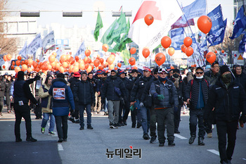 [포토] 국회대로 행진하는 민노총