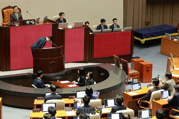 [포토] 여당 의원들에게 고개 숙여 인사하는 박찬대 원내대표