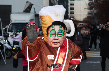 [포토] 윤석열 대통령 풍자 복장