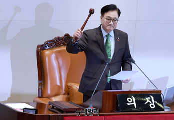 [포토] 탄핵소추안 가결 선포하는 우원식...찬성204표로 가결