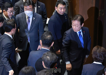 [포토] 본회의장 떠나는 이재명 대표와 민주당 지도부